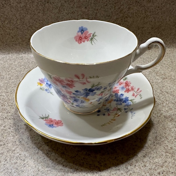Cup and saucer - Picture 1 of 4